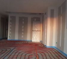 Pose du chauffage au sol (recouvert d'un chape depuis)