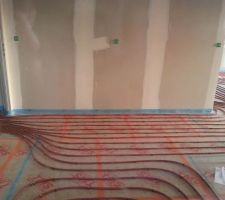 Pose du chauffage au sol (recouvert d'un chape depuis)