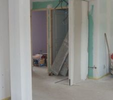 On déplace les cloisons de l'entrée