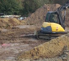 Dans le fond &agrave; gauche on aper&ccedil;oit les trous creus&eacute;s pour couler les blocs de b&eacute;ton
