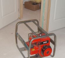 Groupe &eacute;lectrog&egrave;ne, pr&ecirc;t&eacute; par beau-papa, en attendant le courrant. Sympa, le beau-p&egrave;re!heureusement qu'il est du m&eacute;tier!