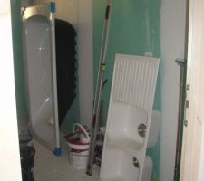 Vue de la beignoire et de l'évier de la cuisine