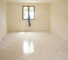 Carrelage du salon termin&eacute;,et peinture aussi. place aux pleintes!