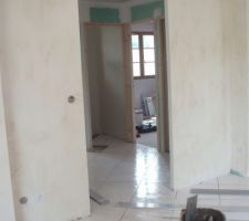 Carrelage de l'entr&eacute;e, en cours