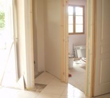 Carrelage de l'entr&eacute;e en cours