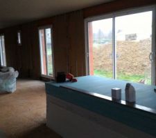 Vue baie vitrée du salon et porte fenêtre des chambre