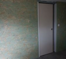 Réalisation d'une buanderie au fond du garage avec cloison séparative avec porte à galandage, côté buanderie osb 1 et côté garage BA13.