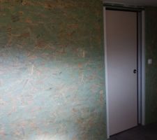 Réalisation d'une buanderie au fond du garage avec cloison séparative avec porte à galandage, côté buanderie osb 1 et côté garage BA13.