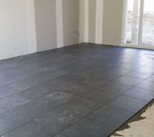 Début de la pose du carrelage du rdc.
44.7x44.7