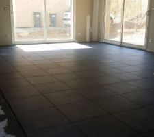 Début de la pose du carrelage du rdc.
44.7x44.7