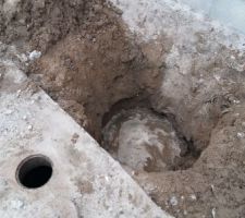 Après des mesures rigoureuses le tuyau se trouve à 90cm de profondeur...