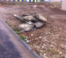 Il paraît que le béton c'est bio dégradables, alors on l'enlève pas! Il va fondre!!! Mdr j'ai du souci à me faire pour la maison??