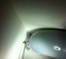Pourquoi mettre du carrelage derrière l'évacuation? NOn mais franchement! On s'en fou on recasse tout !