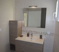 La salle d'eau terminée. L'espace n'est pas trop grand mais c'est suffisant pour deux.