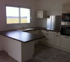 Cuisinella reste la hotte, le frigo et la credence