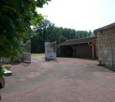 Portail principal, garage et dépendances depuis la cour
