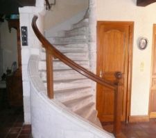 Escalier.
Joli, mais impraticable.
marches usées, giron de 12cm hauteur 20 cm.
Sera détruit et remplacé par un escalier fonctionnel.
