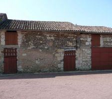 Vue sur cour et dépendances depuis porte d'entrée