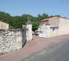 Portail principal.
Dépendances à gauche, maison à droite