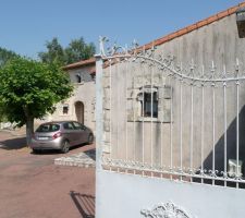 Vue de la façade sud et de la "salle de billard" depuis le portail principal