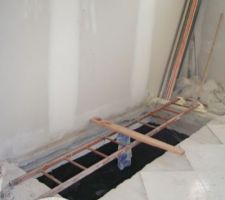 Tr&eacute;mie coup&eacute;e, escalier de l'&eacute;tage et du sous-sol!et carrelage &agrave; finir!