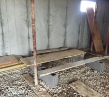 31/01/2016 Rez-de-chaussée presque terminé !
Table   bancs improvisés par les ouvriers dans notre sous-sol ^^