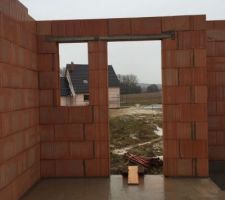 31/01/2016 Rez-de-chaussée presque terminé !
Vue sur les futurs toilettes du rez-de-chaussée   la porte d'entrée