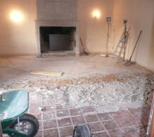 Début de la démolition du carrelage de sol et de la chappe