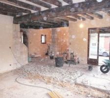 Début de la démolition du carrelage de sol et de la chappe