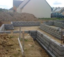 Après achevement des semelles en béton armé. Début des rangs de parpaings pour le vide sanitaire sous maison et garage.