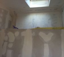 Un des murs enduit jeudi !