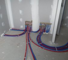 Mise en place des réseaux ECS/chauffage - répartiteurs dans bureau