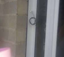 Les fils epr&eacute;sente le futur emplacement de la sonnette. J'ai pas compris pourquoi il ont perc&eacute; dans la porte au lieu de le faaire passer &agrave; travers le parpaing ^^ je reste dubitative