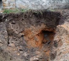 On voit le tuyau d'eau et le point de raccordement des égouts à la limite du domaine public