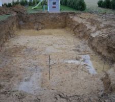 4ème étape : Terrassement de la piscine en créant les différents niveaux de profondeur (1m20 pour aller à 1m50)ainsi que l'emplacement de l'escalier