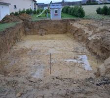 4ème étape : Terrassement de la piscine en créant les différents niveaux de profondeur (1m20 pour aller à 1m50)ainsi que l'emplacement de l'escalier