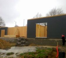 Premier jour de montage on y voit ma partie travaille et le debut de notre pièce de vie