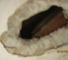 Fissures et trou non rebouché. dans  plafond couloir