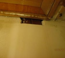 Fissures et trou non rebouché. pilier dans mur