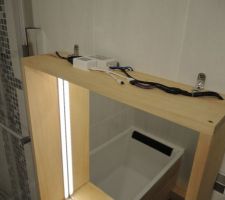Pose du miroir avec éclairage à led, le type de lumière (plus ou moins chaud) peut être réglé par une télécommande.

Fait maison, avec miroir ikea 50*60cm et leds de chine.