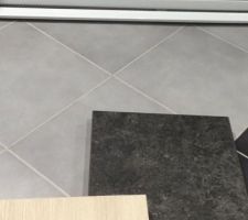 Un aperçu du rendu avec le carrelage le plan de travail et les portes de la cuisine