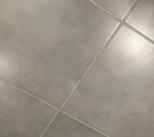 Carrelage gris au sol dans toute la maison