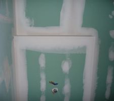 Coffre devant le lavabo qui servira à poser des petits objets