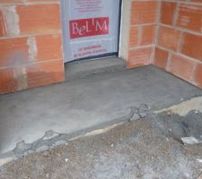 Porche, avec les traces de pattes de chien