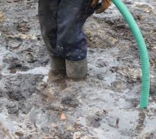 L'eau de ruissellement s'est accumulée devant l?entrée de la parcelle