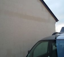 Le crépis ne semble pas être très épais car on vient bien la forme des parpaings.