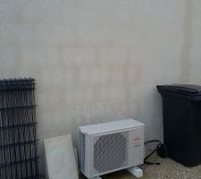 Le crépis ne semble pas être très épais car on vient bien la forme des parpaings.