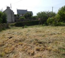 1200m2 avec un petit ruisseau traversant, des pommiers, expos&eacute; plein sud. pas de vue sur mer, mais situ&eacute; &agrave; 10mn du port &agrave; pied.