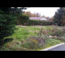 Terrain: vue depuis l'entrée (sur l'Ouest)