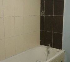 Carrelage salle de bain qui est aussi terminé depuis manque juste les finitions et pose le meuble vasque qui arrive dans la semaine